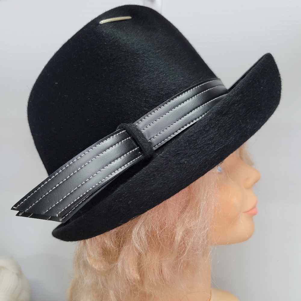 Black vtg Felt hat ladies